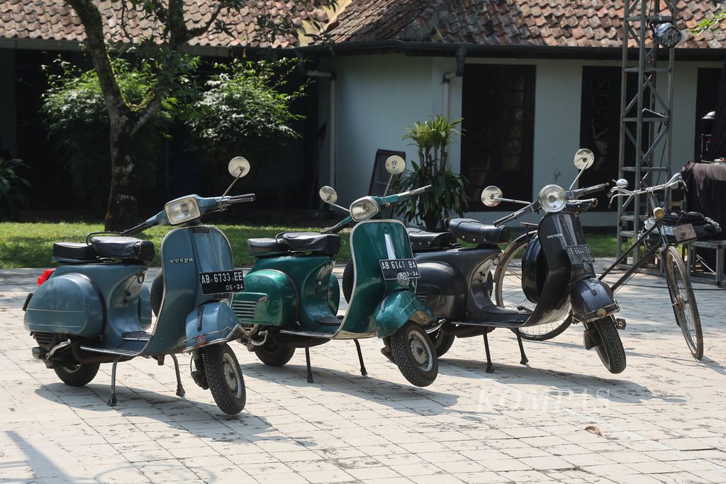 Sejumlah kendaraan yang digunakan oleh para rohaniwan di Kolese Santo Ignatius (Kolsani) di Kotabaru, Yogyakarta, Selasa (25/7/2023). Kolsani tahun ini genap berusia 100 tahun dan berupaya merefleksikan kembali jejak sejarah keterlibatannya dalam bermacam urusan publik.