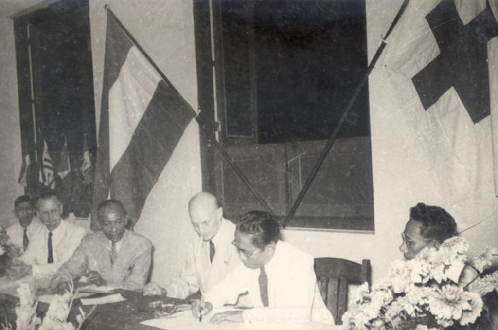 Dr. Bahder Djohan, sebagai wakil dari PMI menandatangani naskah serah terima Palang Merah dari NERKAI pada tanggal 16 Januari 1950.