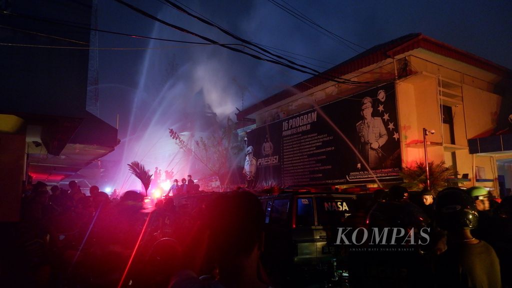 Barisan Pemadam Kebakaran Kota Banjarmasin berupaya memadamkan api yang melahap Gedung Biro Sumber Daya Manusia Kepolisian Daerah Kalimantan Selatan di Banjarmasin, Rabu (25/1/2023) malam.