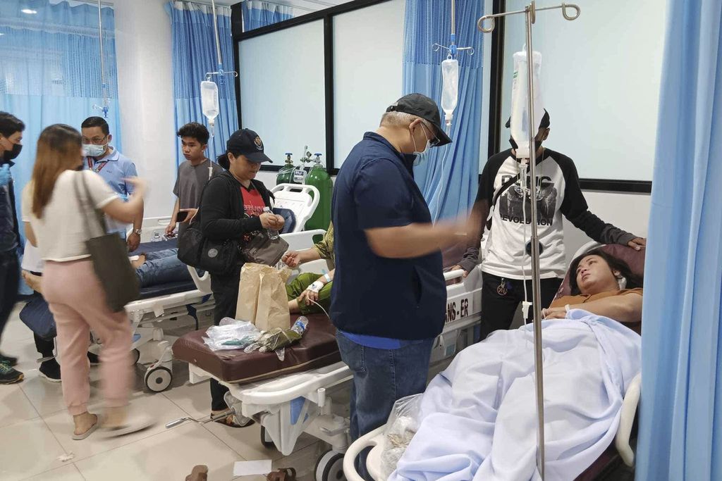 Dalam foto yang drills Pemerintah Provinsi Lanao Del Sur ini, tampak Gubernur Mamintal Bombit Alonto Adiong, Jr. (kedua dari kanan) mengunjungi Rumah Sakit Amai Pakpak dan menemui korban terluka dalam pengeboman di Kota Marawi, Filipina bagian selatan, Minggu (3/12/2023). 