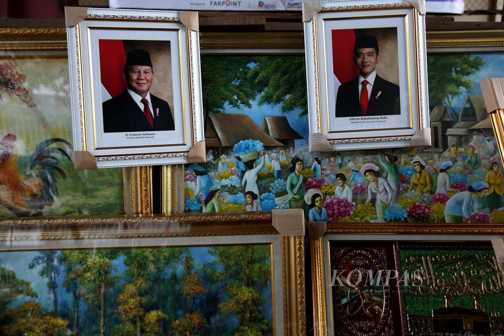 Traders are selling photos of the president and vice president-elect for 2024-2029, Prabowo Subianto and Gibran Rakabuming Raka, in the Pasar Baru area of Central Jakarta on Tuesday (23/4/2024).