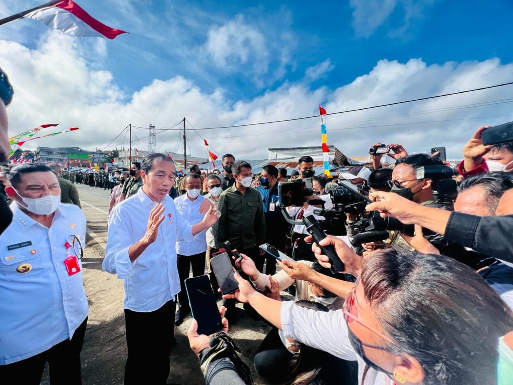 Presiden Joko Widodo saat memberikan keterangan di Pasar Olilit, Kabupaten Kepulauan Tanimbar, Provinsi Maluku, Jumat (2/9/2022).