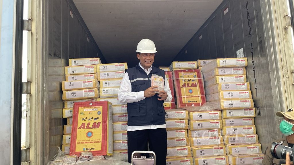 Direktur Utama Perum Bulog Budi Waseso menunjukkan kemasan kedap udara daging kerbau impor berukuran 1 kilogram saat bongkar muat daging kerbau beku impor asal India di New Priok Container Terminal One, Jakarta, Rabu (12/4/2023).