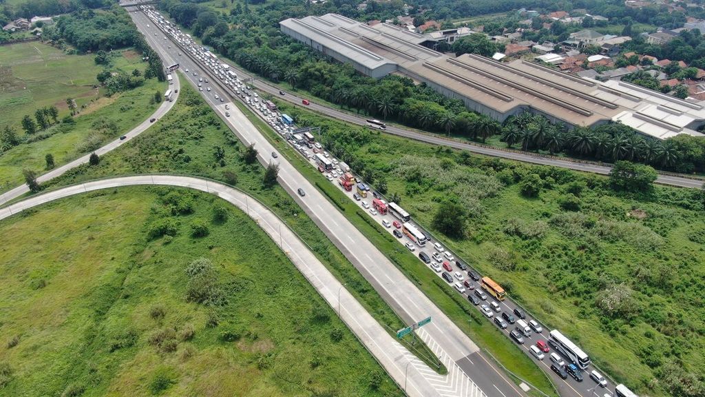 Kemacetan terjadi selepas Gerbang Tol Cikampek Utama, Purwakarta, yang menuju ke Cikopo, Jumat (29/4/2022). 