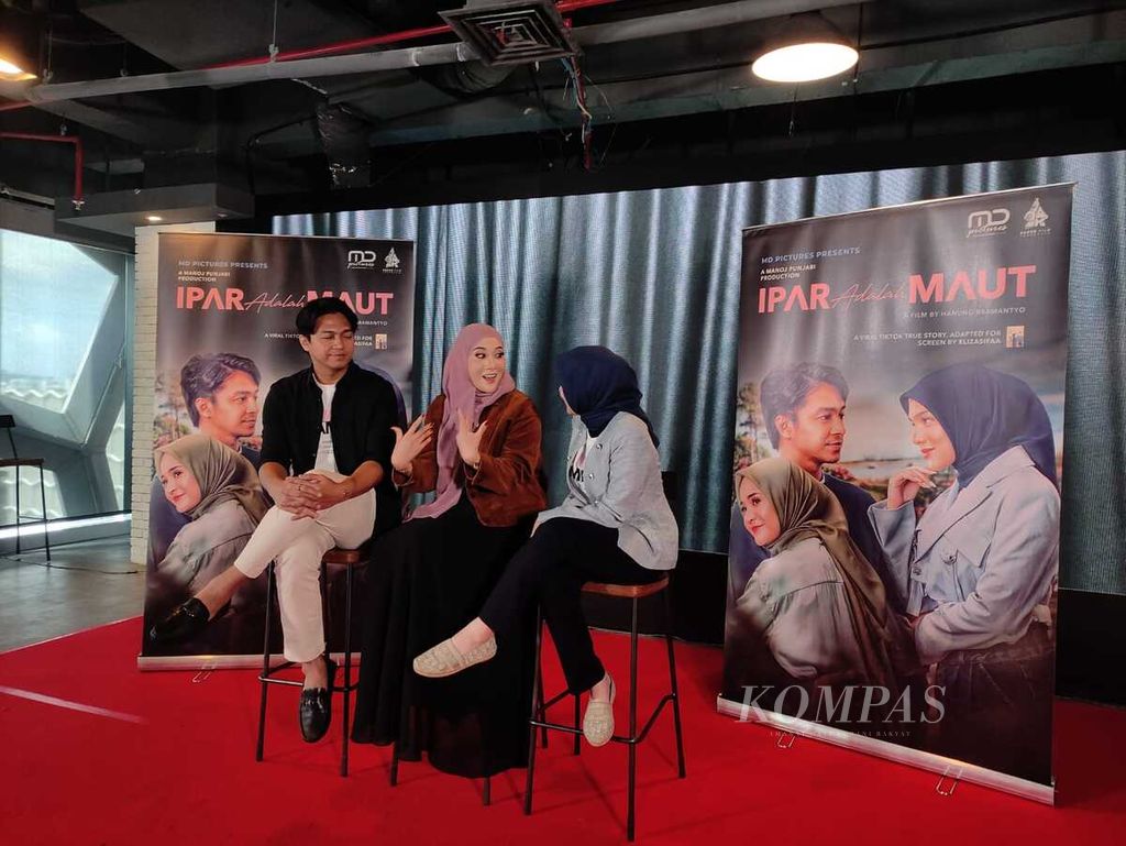 Beberapa pemeran <i>Ipar Adalah Maut</i> berbincang-bincang seusai peluncuran trailer film tersebut di Jakarta, Selasa (20/2/2024).
