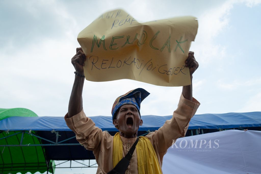 Warga berteriak saat orasi menolak relokasi terkait Proyek Strategis Nasional Rempang Eco City di Dataran Muhammad Musa di Pulau Rempang, Batam, Kepulauan Riau, Kamis (9/11/2023).