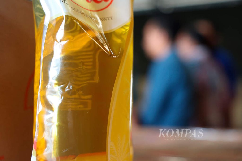 Produk minyak goreng kemasan yang berada di dalam gudang yang belum didistribusikan di Gudang Bulog, Tambakaji, Kota Semarang, Jawa Tengah, Rabu (15/2/2023).