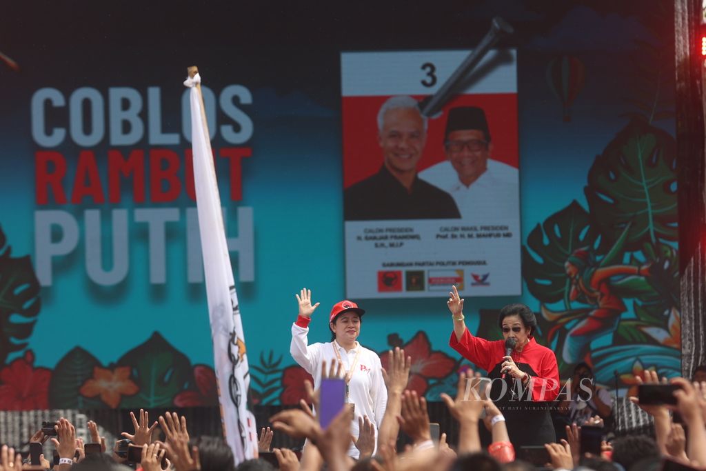 Ketua Umum PDI-P Megawati Soekarnoputri didampingi putrinya, Puan Maharani, berorasi saat mengikuti kampanye pasangan calon presiden-calon wakil presiden nomor urut 3, Ganjar Pranowo-Mahfud MD, di Benteng Vastenburg, Surakarta, Jawa Tengah, Sabtu (10/2/2024). 