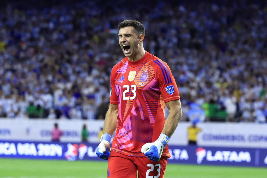 Ekspresi penjaga gawang Argentina Emiliano Martinez setelah menggagalkan tendangan penalti pemain Ekuador, Alan Minda, dalam pertandingan perempat final Copa America 2024 di Stadion NRG, Houston, Jumat (5/7/2024) WIB.