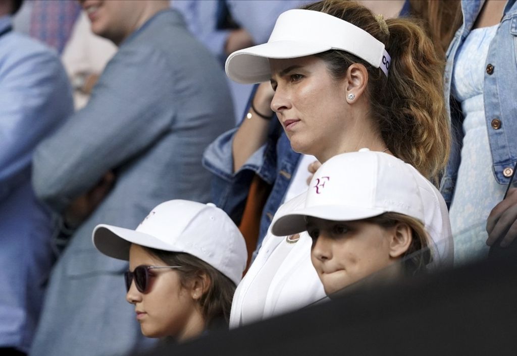 Mirka Federer bersama putri kembarnya Charlene dan Mila, menyaksikan penampilan Roger Federer melawan petenis Amerika Serikat Tennys Sandgren pada laga perempat final Grand Slam Australia Terbuka 2020 di Melbourne, Australia, 28 Januari 2020.