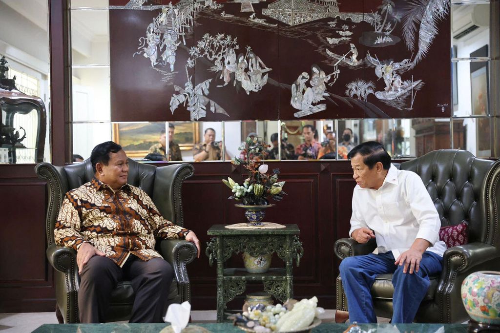 Ketua Umum Partai Gerindra Prabowo Subianto berdiskusi dengan Jenderal TNI (Purn) Agum Gumelar, di kediaman Agum Gumelar, di Jalan Panglima Polim, Jakarta, Selasa (25/4/2023).