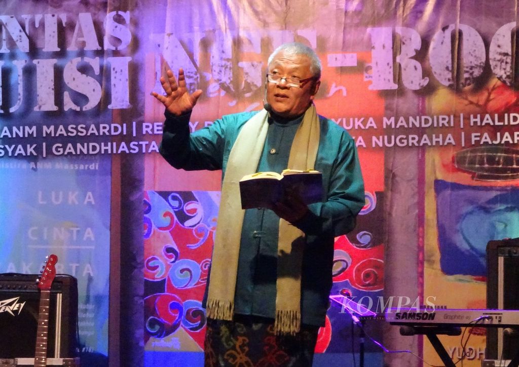 Yudhistira ANM Massardi membaca puisi dalam acara Pentas Puisi Nge-Rock di Balai Soedjatmoko-Bentara Budaya Solo, Jawa Tengah, Sabtu (4/3/2018) malam.