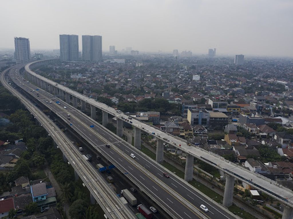 Area lintasan kereta cepat Jakarta-Bandung terus digarap. Rangkaian <i>electric multiple unit</i>  kereta api cepat Jakarta-Bandung mulai dikirim dari China ke Indonesia, Jumat (5/8/2022). Kedatangannya akan diuji tes dinamis menjelang presidensi G20.