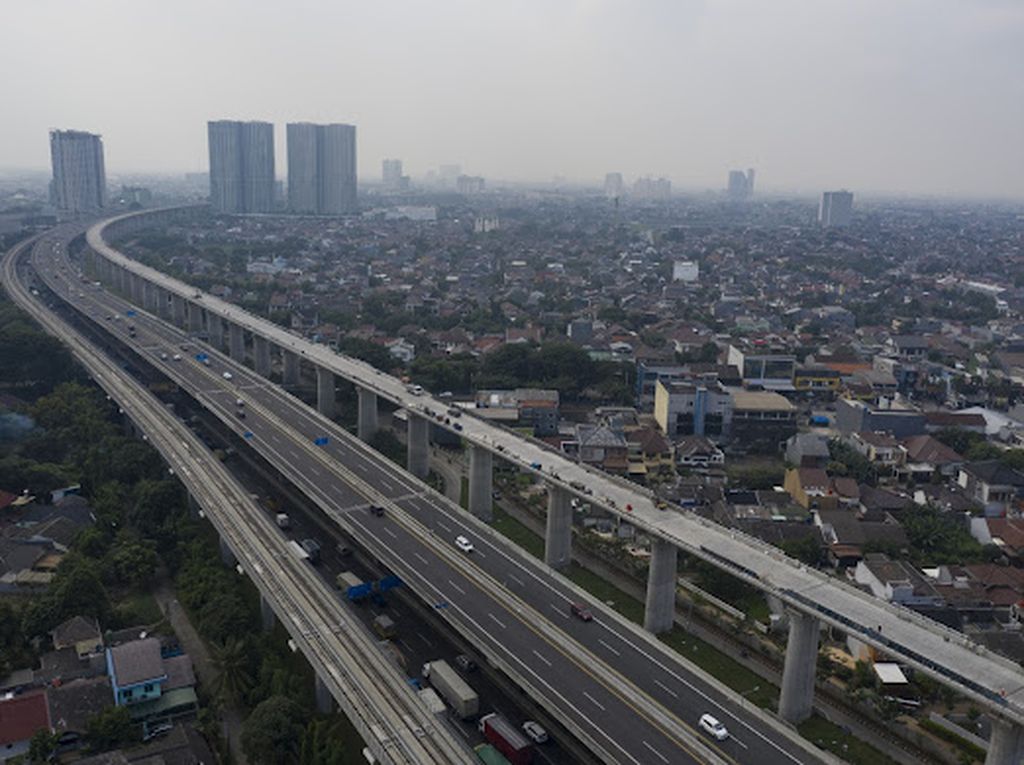 The area of the Jakarta-Bandung high-speed rail line continues to be worked on, Friday (5/8/2022).