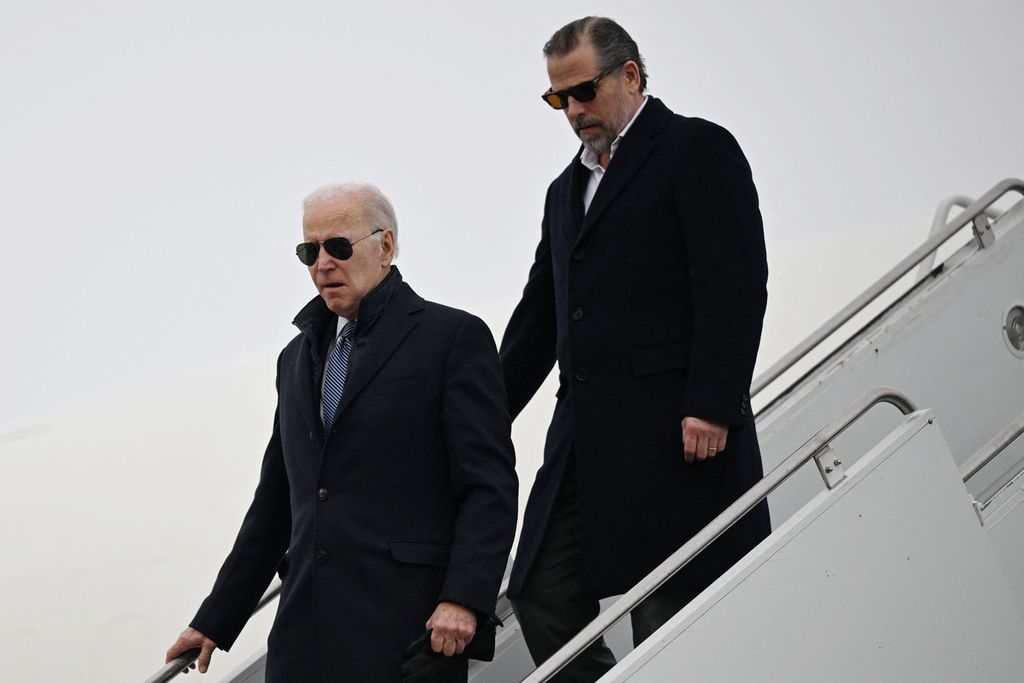 Presiden Amerika Serikat Joe BIden (depan) dan anaknya, Hunter Biden, tiba di Pangkalan Udara Syracuse, New York pada Februari 2023. Pada 21 Juni 2023, Hunter mengaku bersalah karena telat membayar pajak penghasilan.