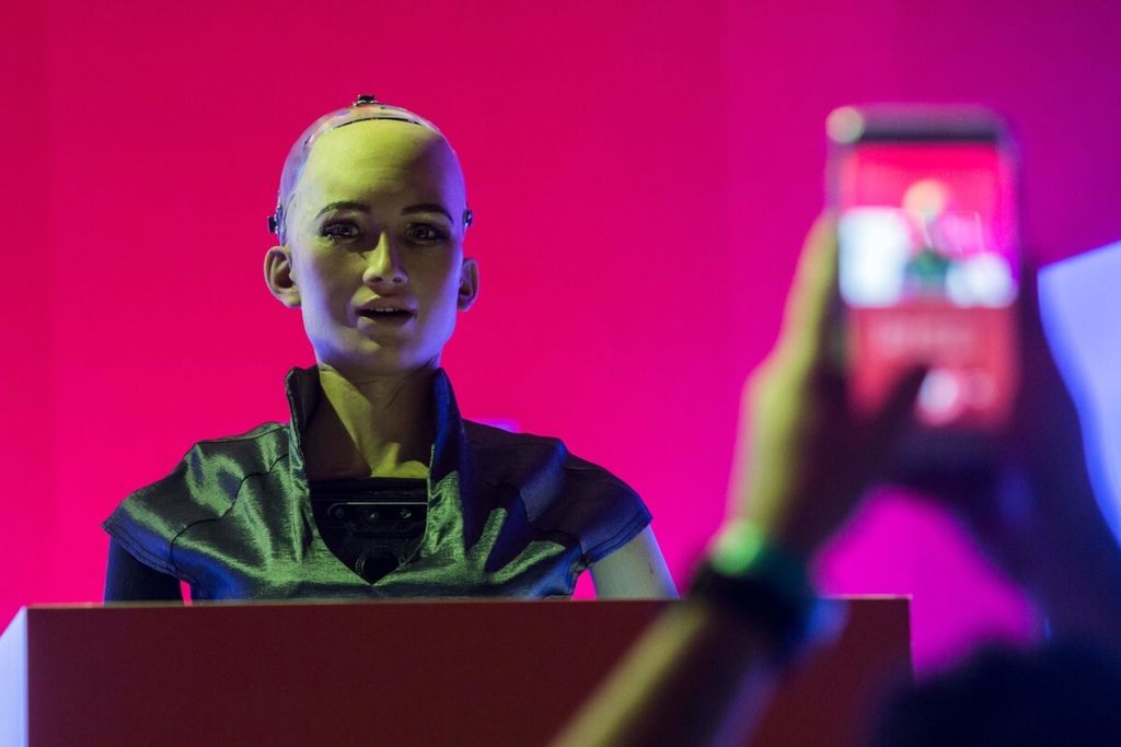 Sophia the Robot terlihat di panggung sebelum diskusi oleh Hanson Robotics tentang kecerdasan ganda dan kecerdasan buatan (AI) Sophia di Konferensi Teknologi RISE di Hong Kong pada 10 Juli 2018.