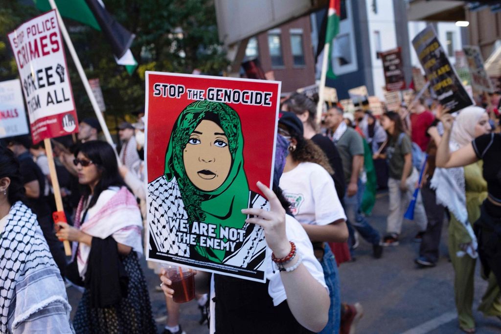 Para penentang perang Gaza di Palestina berunjuk rasa di luar acara Konvensi Nasional Partai Demokrat Amerika Serikat di Chicago, Illinois, Kamis (22/8/2024).  