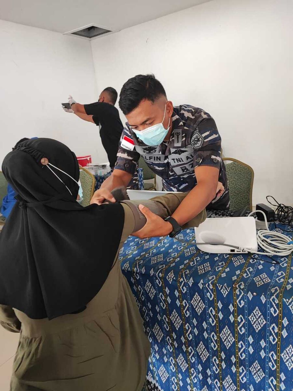 Seorang ibu hamil memeriksakan kesehatan berupa pengukuran suhu tubuh sebelum naik pesawat di Posko Kesehatan Lebaran Bandara El Tari, Kupang, NTT, Senin (25/4/2022).