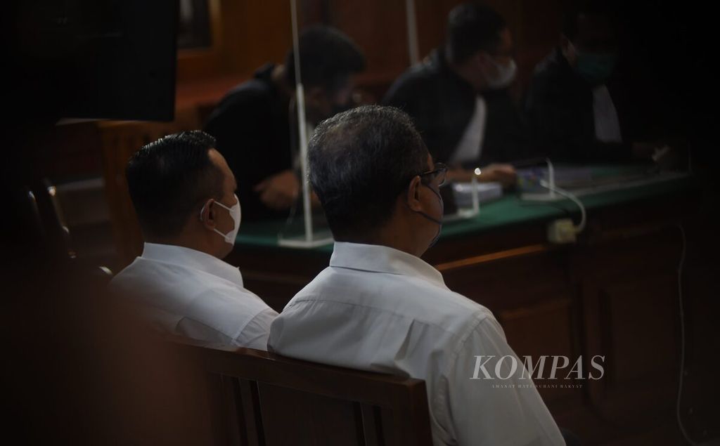 Ketua Panpel Arema FC Abdul Haris (kanan) dan <i>security officer</i> Arema, Suko Sutrisno, duduk bersama sebagai terdakwa dalam sidang kasus Tragedi Kanjuruhan di Pengadilan Negeri Surabaya, Jawa Timur, Kamis (9/3/2023). 