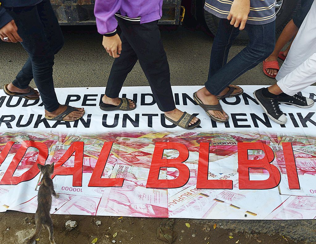 Massa dari Gerakan Hidupkan Masyarakat Sejahtera berunjuk rasa di depan Gedung KPK, Jakarta, Senin (12/5/2014). Mereka,  antara lain, mendesak KPK untuk mengusut kasus dugaan penyimpangan Bantuan Likuiditas Bank Indonesia (BLBI).