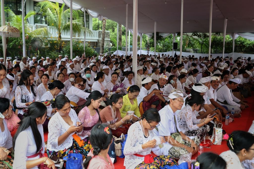 Umat Hindu mengikuti ritual Melasti di Pura Segara, Cilincing, Jakarta Utara pada 3 Maret 2024. Melasti merupakan upacara Yadnya yang merupakan ritual penyucian diri dan lingkungan sekitar. 