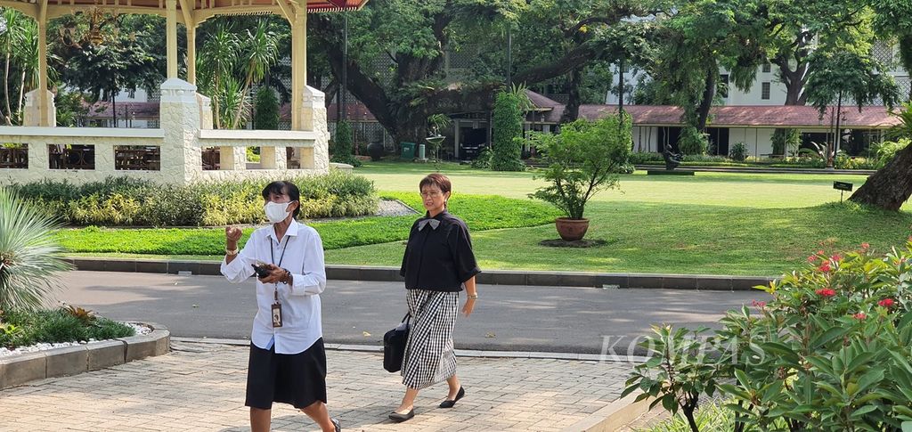 Menteri Luar Negeri Retno Marsudi berjalan di Kompleks Istana Kepresidenan Jakarta, seusai mengikuti rapat terbatas terkait persiapan KTT ke-42 ASEAN di Istana Merdeka, Jakarta, Kamis (27/4/2023).