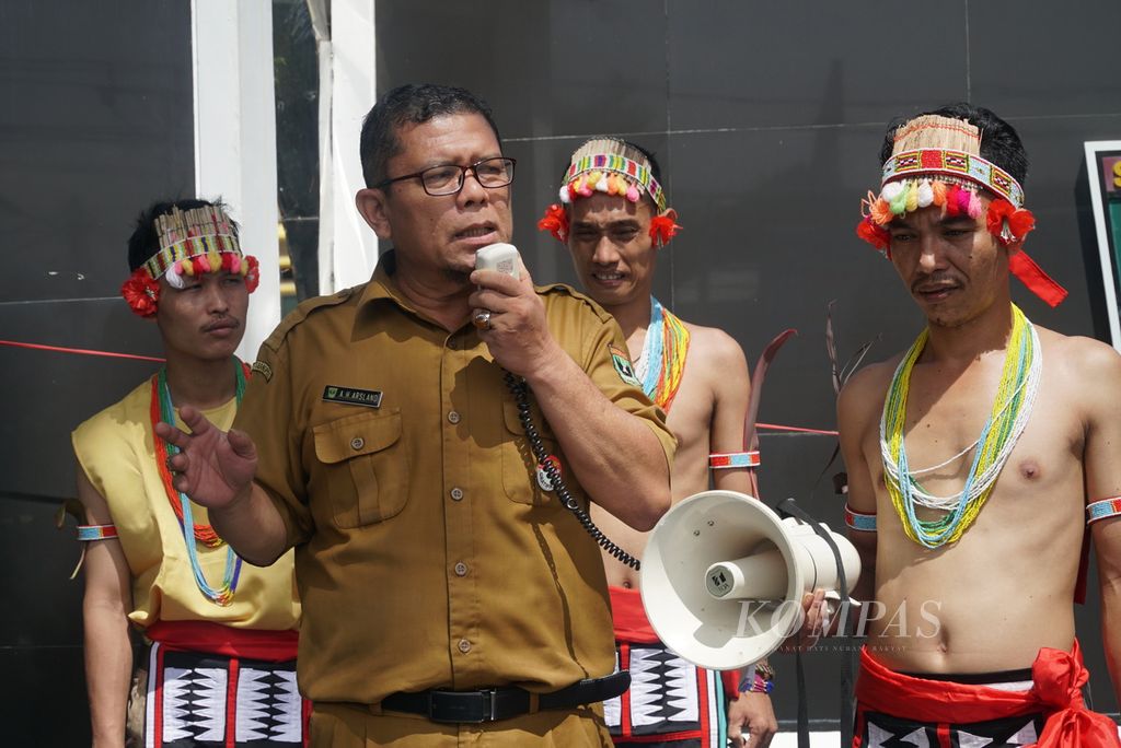 Kepala Bidang Kewaspadaan Badan Kesbangpol Sumatera Barat AH Arsland (dua dari kiri) menemui anggota Aliansi Mentawai Bersatu yang menggelar aksi di depan Kantor Gubernur Sumatera Barat, Kota Padang, Sumbar, Selasa (9/8/2022). Bertepatan dengan Hari Masyarakat Adat Internasional pada 9 Agustus, aliansi menuntut gubernur ikut memperjuangkan Mentawai agar diakomodasi dalam UU Nomor 17 Tahun 2022 tentang Provinsi Sumatera Barat.