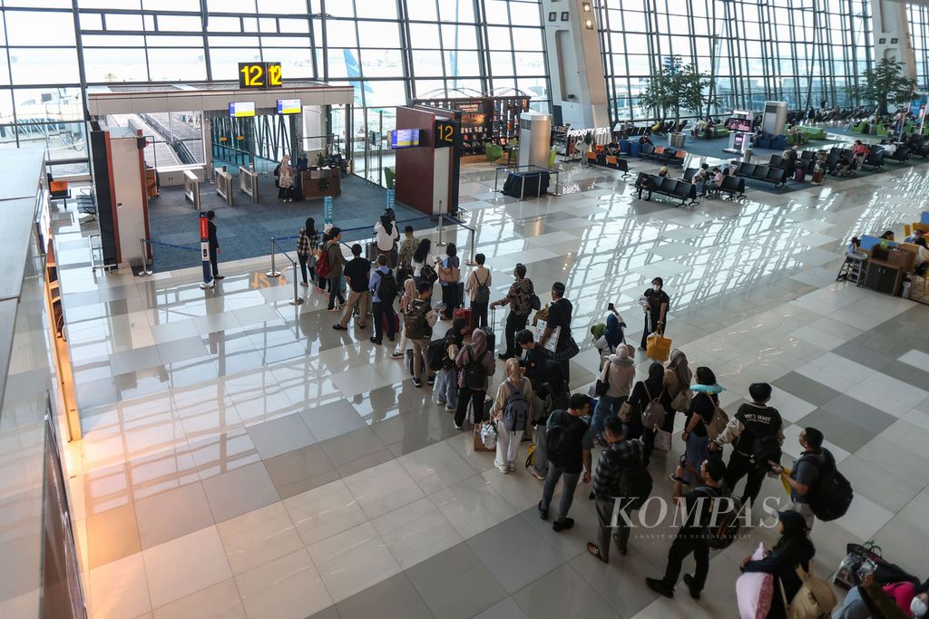 Antrean warga saat akan masuk pesawat di Terminal 3 Bandara Internasional Soekarno-Hatta, Kota Tangerang, Provinsi Banten, Jumat (29/12/2023). 
