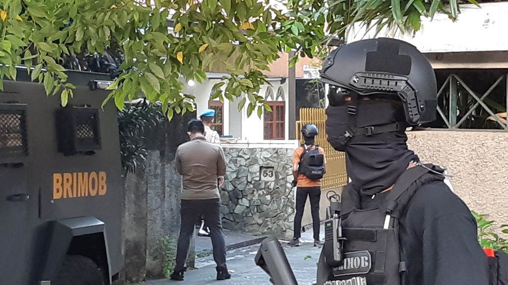 Penyidik tim khusus dikawal anggota Brimob menggeledah rumah bernomor 54 di Kompleks Polri Duren Tiga, Jakarta Selatan, Selasa (9/8/2022), terkait penyidikan dugaan pembunuhan berencana terhadap Brigadir J atau Nofriansyah Yosua Hutabarat.