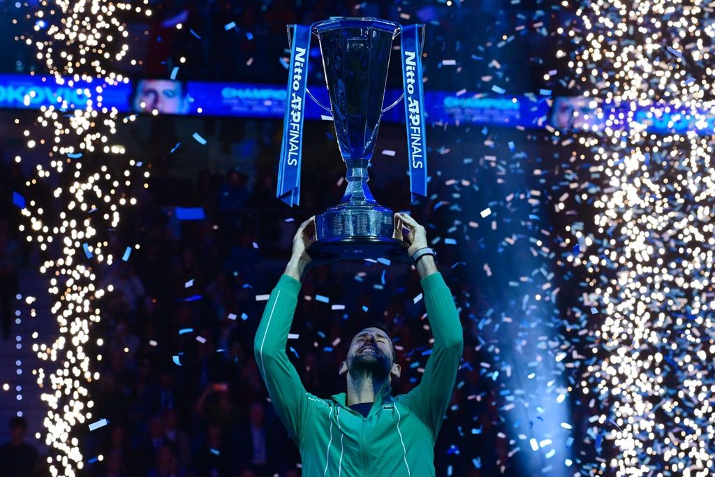 Petenis Serbia, Novak Djokovic, mengangkat trofi Final ATP usai mengalahkan Jannik Sinner (Italia), 6-3, 6-3, di Turin, Italia, Senin (20/11/2023) dini hari WIB.