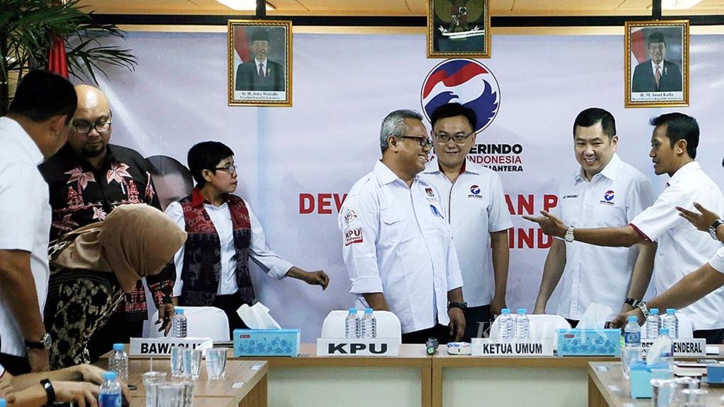 Ketua Umum Partai Perindo Hary Tanoesoedibjo (kedua dari kanan) dan Sekjen Partai Perindo Ahmad Rofiq (kanan) menyambut kedatangan Ketua KPU 2017-2021 Arief Budiman (keempat dari kanan) dan anggota KPU lainnya untuk melakukan verifikasi faktual di Kantor DPP Partai Perindo, Jakarta, Rabu (20/12). 