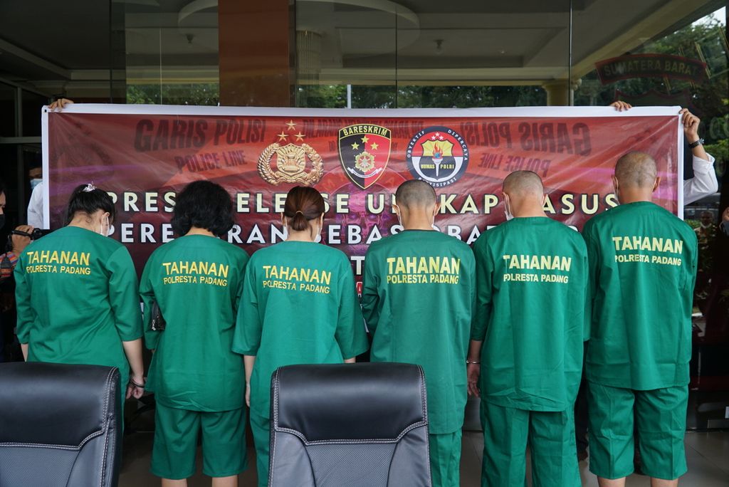 Para tersangka penjual obat untuk aborsi dan tersangka pelaku aborsi ditahan di kantor Kepolisian Resor Kota Padang, Sumatera Barat, Februari 2021. 
