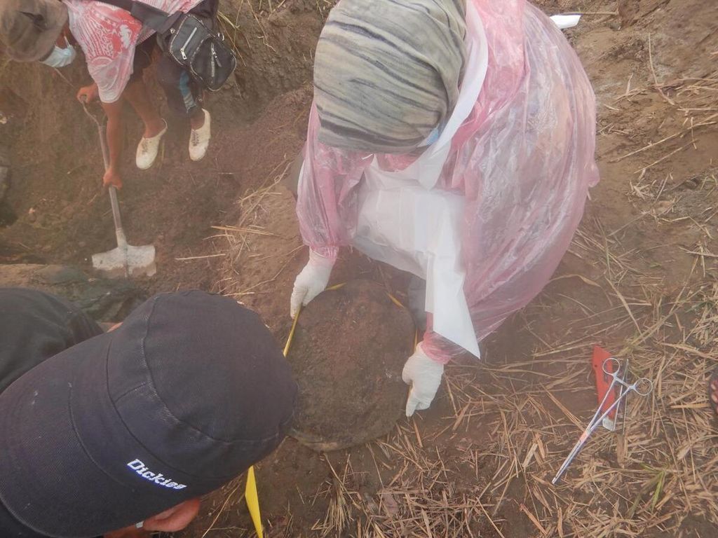 Tim medis BKSDA Aceh mengukur lingkar tapak gajah yang mati di Desa Bunbun Indah, Kecamatan Leuser, Kabupaten Aceh Tenggara, Aceh, Jumat (13/5/2022).