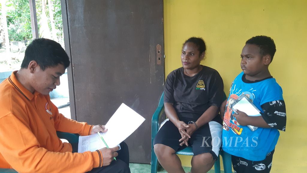 Pendataan penduduk di Kampung Sabron Sari, Kabupaten Jayapura, 20 Juli 2022. Data kemudian dimasukkan ke dalam aplikasi Sistem Informasi Orang Papua.