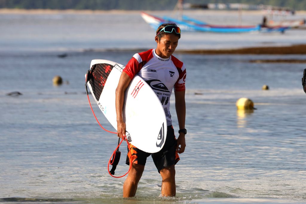 Peselancar Indonesia Rio Waida berjalan menuju pantai setelah dikalahkan peselancar Brasil Filipe Toledo pada babak 16 Besar seri ke-6 Championship Tour Liga Selancar Dunia  (WSL) 2022 di Pantai Plengkung (G-Land) TN Alas Purwo, Banyuwangi, Jawa Timur, Jumat (3/6/2022). 