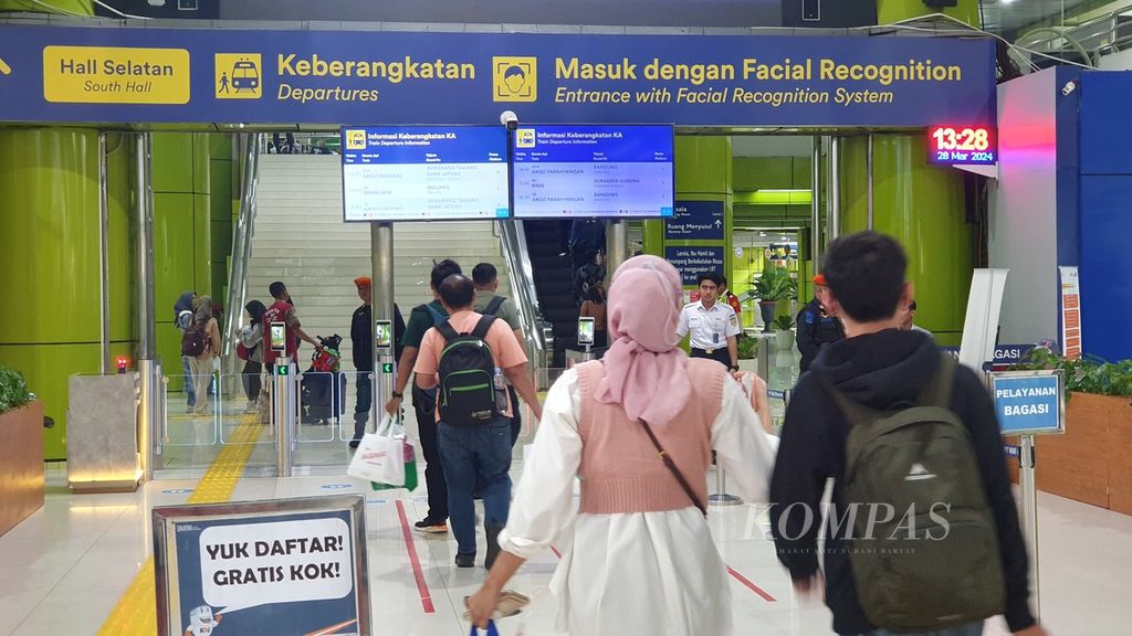 Train passengers enter the waiting room of Gambir Station in Central Jakarta on Thursday (March 28, 2024). The wave of holiday season homecoming traffic from Jakarta has started to appear and trains are still the favorite public transportation for people to return to their hometowns.