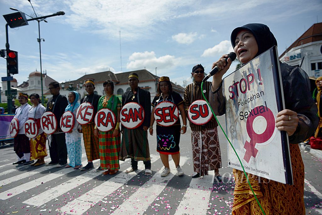 Aktivis LSM Rifka Annisa menggelar aksi untuk mengecam kian maraknya kejahatan kekerasan seksual di Titik Nol, Yogyakarta, Jumat (6/12/2013). Aksi ini juga untuk mengajak keluarga berperan aktif mencegah kemungkinan terjadinya kekerasan seksual terhadap anak-anak.