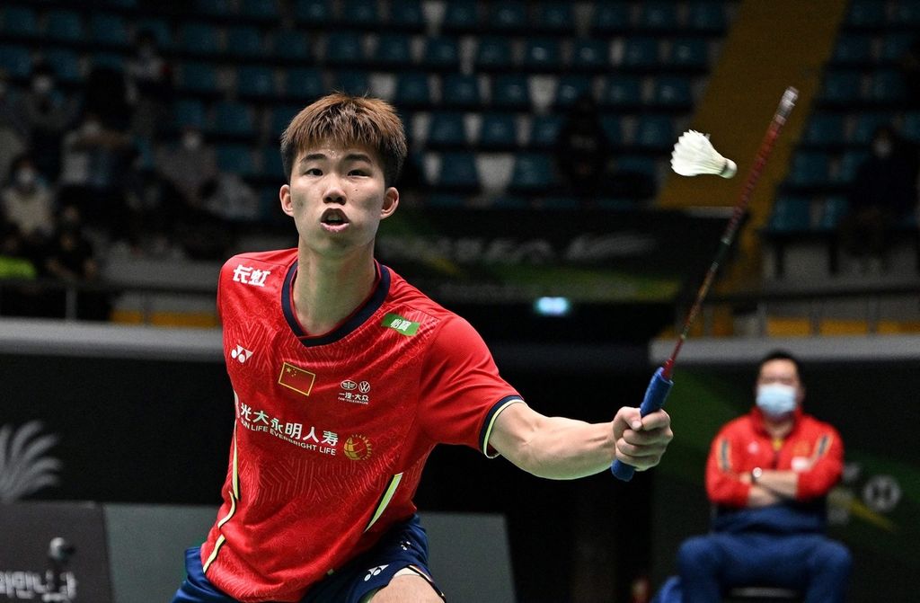 China's Weng Hong Yang returned the shuttle to Indonesia's Jonatan Christie in the Korean Open final in Suncheon, Sunday (10/4/2022). Jonathan lost 21-12, 19-21, 15-21.