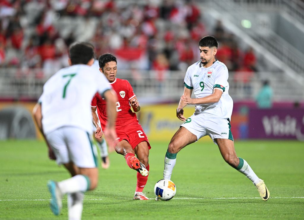 Pemain Indonesia, Rio Fahmi (tengah/2), berebut bola dengan pemain Irak, Blnd Azad Klouri (kanan /9), pada laga perebutan posisi ketiga Piala Asia U-23 di Stadion Abdullah bin Khalifa, Doha, Kamis (2/5/2024).