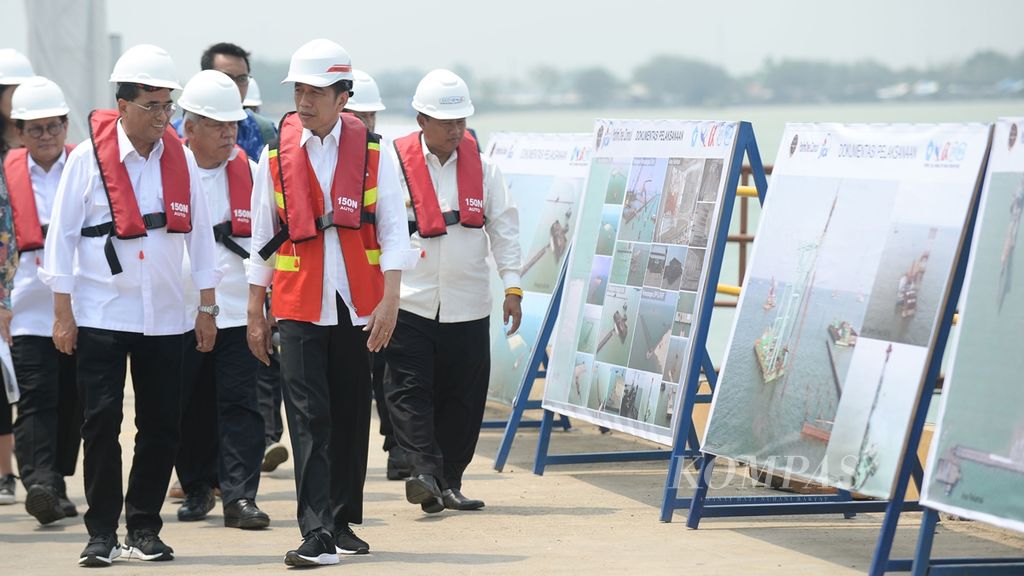 Presiden Joko Widodo bersama Menteri Perhubungan Budi Karya Sumadi meninjau pembangunan Pelabuhan Patimban di Kabupaten Subang, Provinsi Jawa Barat, Jumat (29/11/2019). 