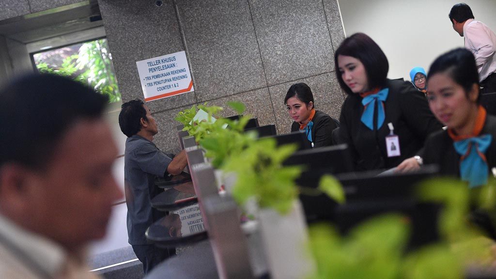Tellers serve customers at the headquarters of Bank Negara Indonesia (BNI) in Jakarta on Monday (19/3). Bank Indonesia (BI) said credit disbursement in February grew 8 percent year on year compared to January, which stood at 7.4 percent, and it showed surging credit in the corporate sector.
