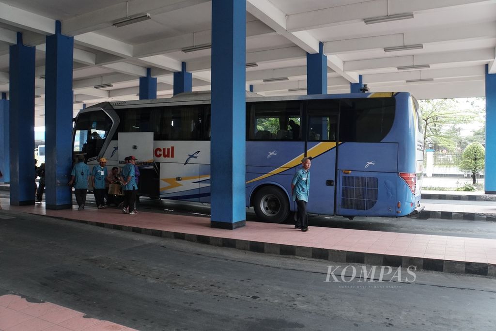 Penumpang turun dari bus di Terminal Tirtonadi, Solo, Jawa Tengah, Rabu (14/6/2017). Saat mudik Lebaran, masyarakat sebaiknya menggunakan bus yang telah dinyatakan laik jalan.