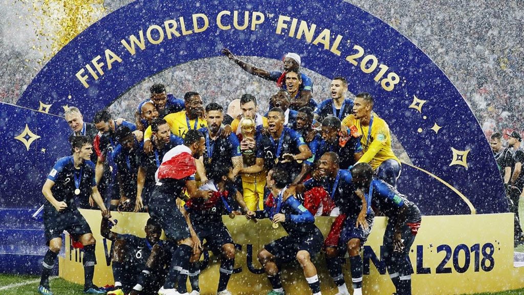 Para pemain Perancis merayakan keberhasilan menjuarai Piala Dunia 2018 setelah mengalahkan Kroasia, 4-2, pada laga final di Stadion Luzhniki, Moskwa, Rusia, Minggu (15/7/2018).