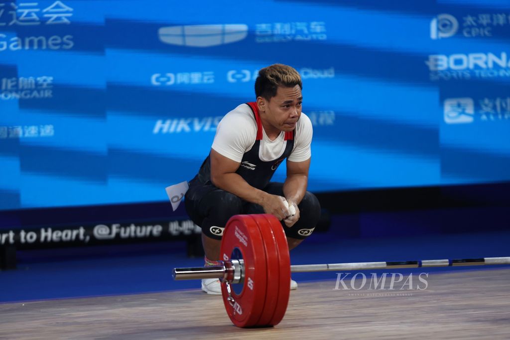 Lifter Indonesia, Eko Yuli Irawan gagal menyumbangkan medali dalam final kelas 67 kg putra Asian Games Hangzhou 2022 di Xiaoshan Sports Centre Gymnasium, Hangzhou, Provinsi Zhejiang, China, Minggu (1/10/2023). Eko Yuli hanya mencatat total angkatan 145 kg, 