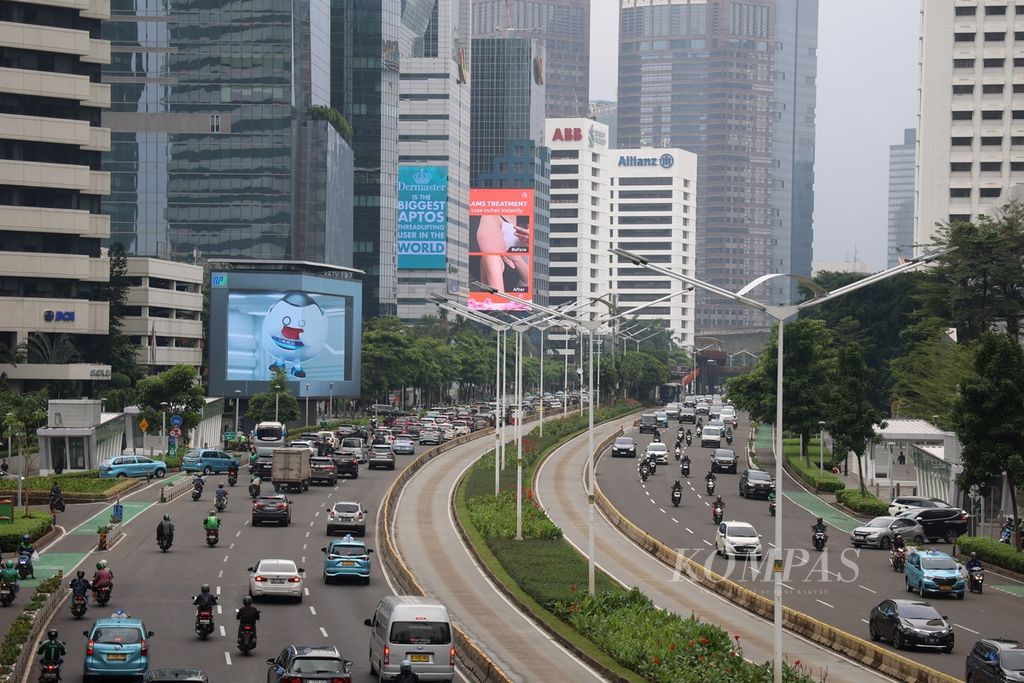 Gedung-gedung pencakar langit menyesaki sepanjang Jalan Jenderal Sudirman, Jakarta, Kamis (14/3/2024). 