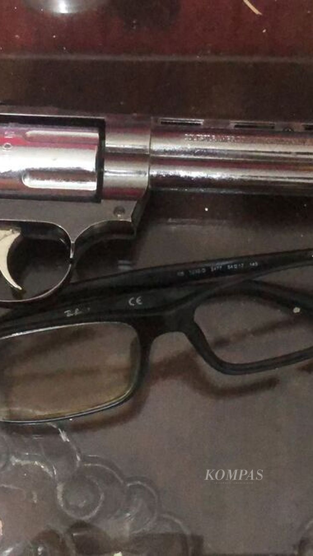 Pistol pelaku yang diduga berupa <i>airsoft gun</i> yang berhasil dirampas korban.