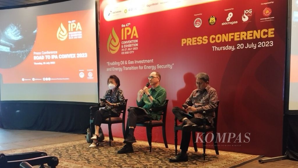 Vice President Indonesian Petroleum Association (IPA) Ronald Gunawan (tengah) memberikan penjelasan dalam konferensi pers Road to IPA Convention and Exhibition (Convex) 2023, di Jakarta, Kamis (20/7/2023).