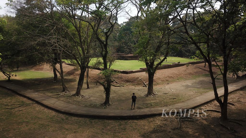 Candi Astano yang dibangun di atas gundukan tanah di Kawasan Cagar Budaya Nasional (KCBN) Muarajambi, Muaro Jambi, Jambi, Rabu (14/8/2024). KCBN Muarajambi menempati area dengan luas sekitar 4.000 hektar.