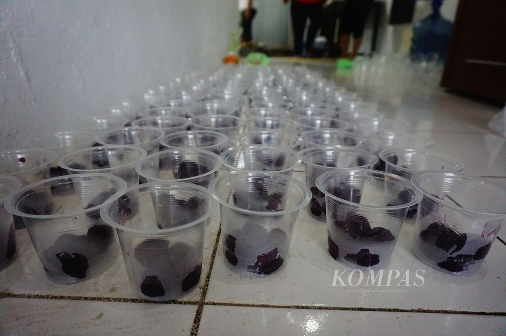 Gelas-gelas takjil disiapkan umat Buddha di Wihara Dhamma Surya Putra di Desa Kemiri, Kecamatan Kaloran, Kabupaten Temanggung, Jawa Tengah, Jumat (14/4/2023).