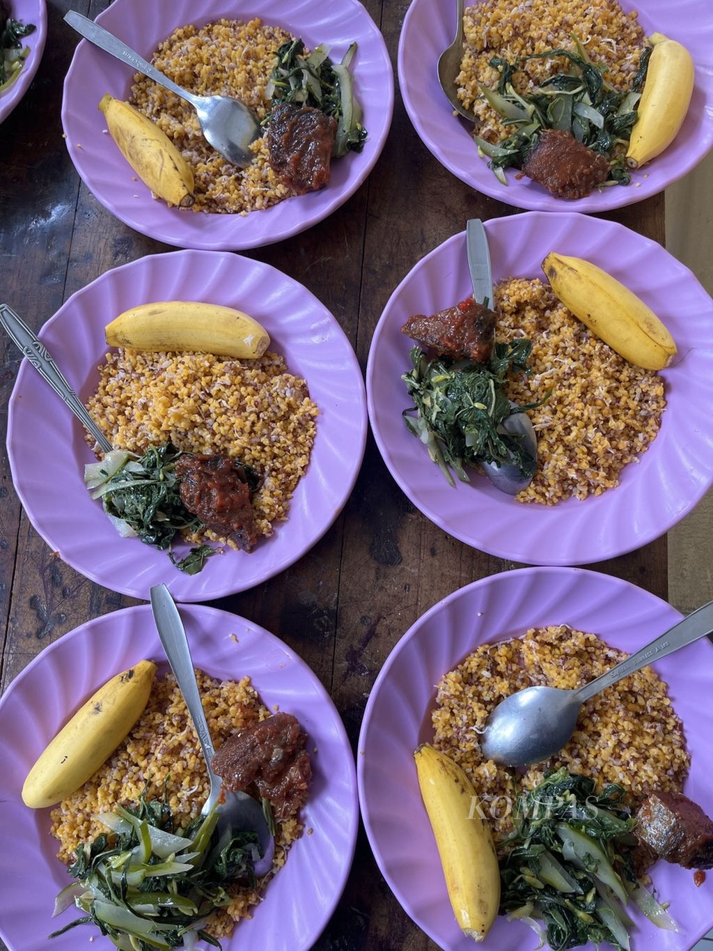 Nasi jagung merupakan salah satu menu tradisional yang biasa dikonsumsi masyarakat Flores Timur, tetapi belakangan semakin ditinggalkan karena dominasi beras. 